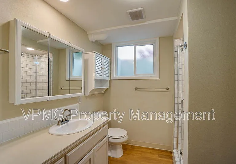 2218 E 18th St #B — Photo 16