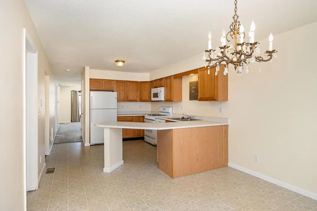 34 Johns Dr — Photo 4