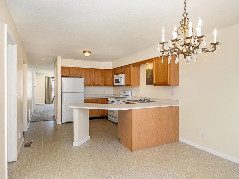 34 Johns Dr — Photo 4