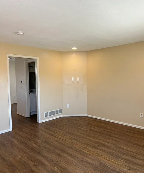 MAINLEVEL LIVNG ROOM.