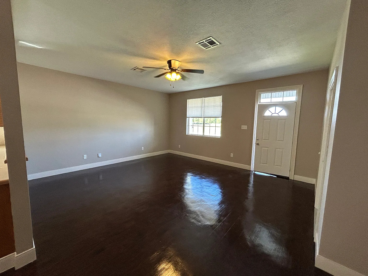 3 bed, 1800 sqft, $1,600 — Photo 2
