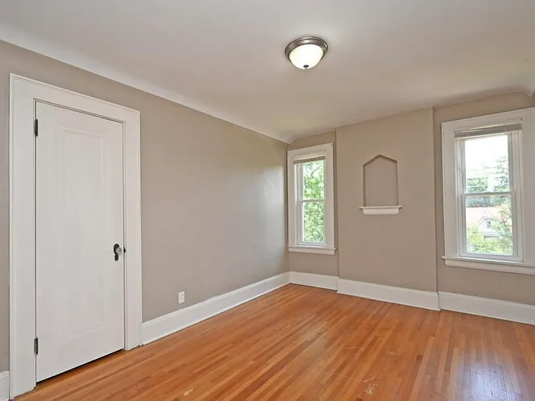 1011 Kreis Ln — Photo 6
