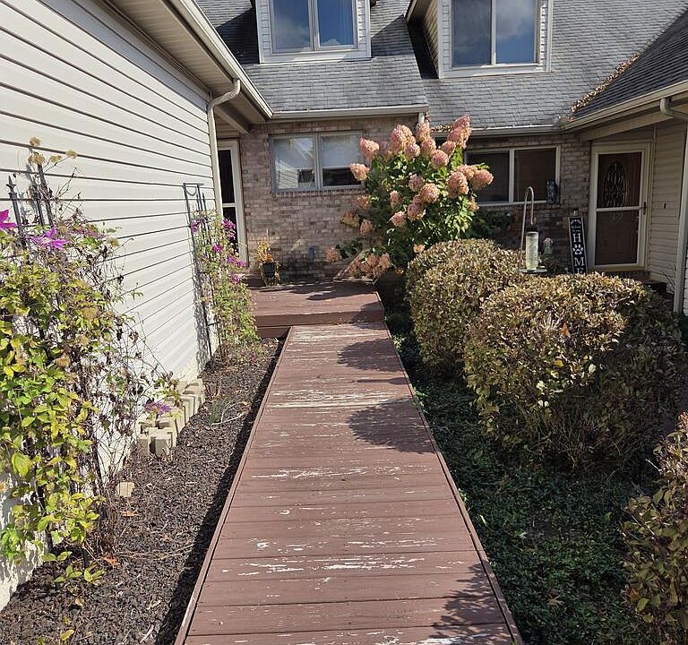 1st image of 323 Ridgewood Dr