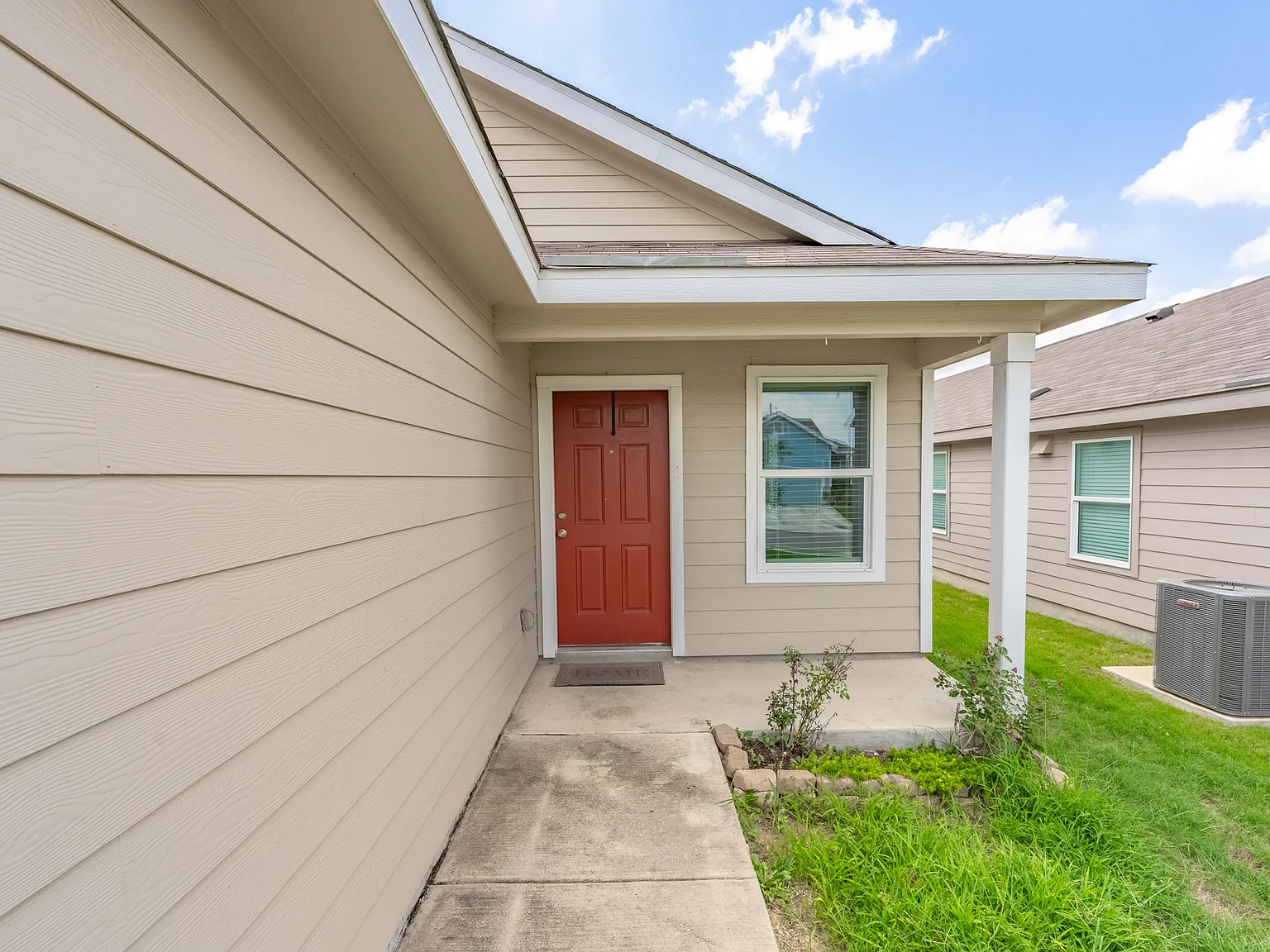 3 bed, 1276 sqft, $1,900 — Photo 2
