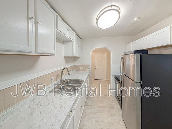 3rd image of 646 Stanwick Rd