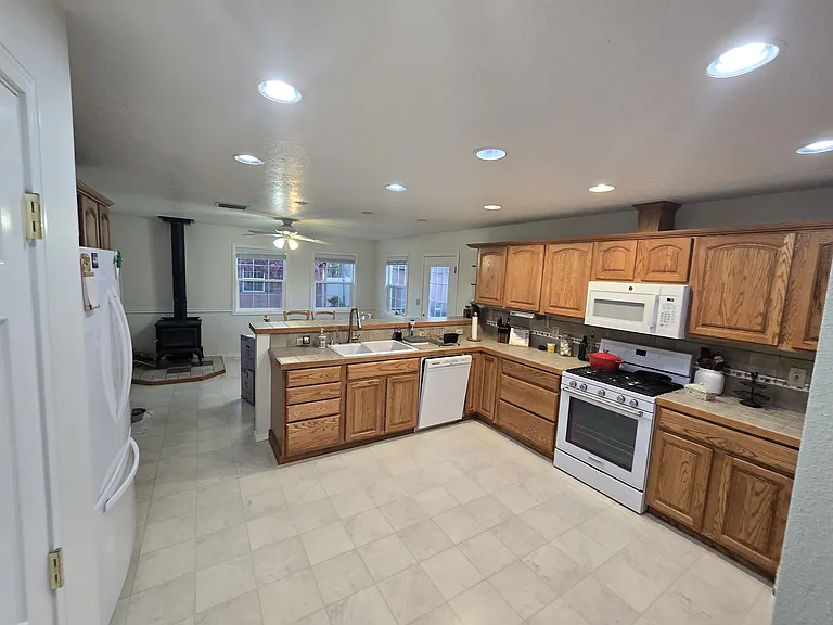 1320 E Main St — Photo 8