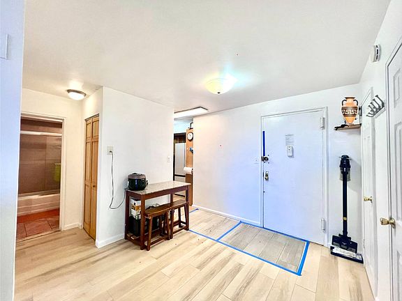 3rd image of 3420 Parsons Blvd APT 6