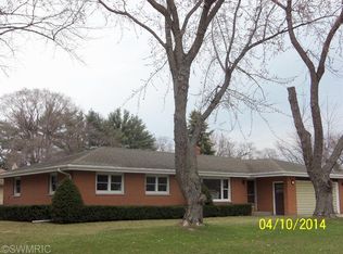 935 S Trail Ln, Saint Joseph, MI 49085