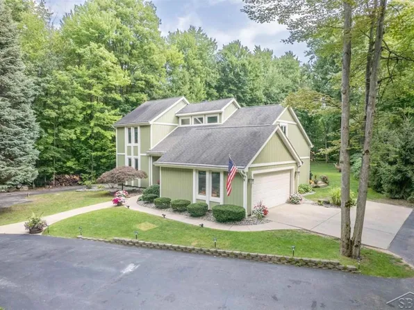 2280 Old Pine Trl, Midland, MI 48642