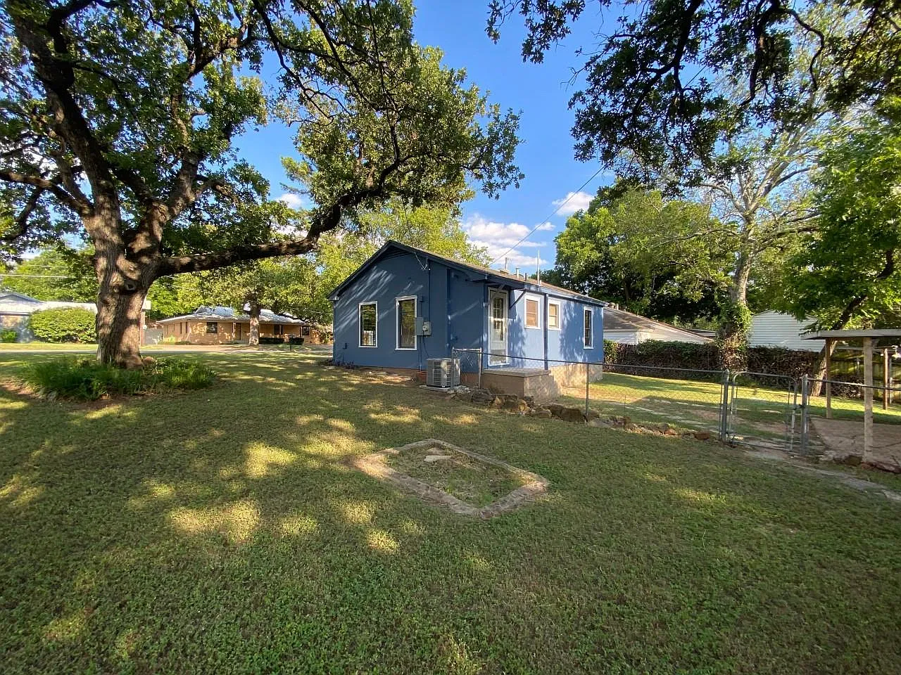 2 bed, 744 sqft, $1,350 — Photo 2