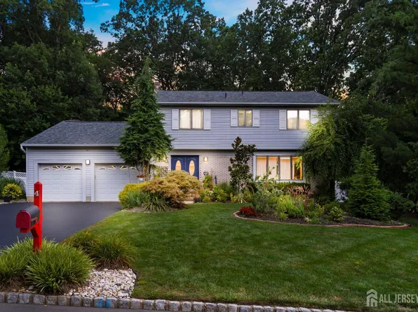 4 Deer Run Ct, East Brunswick, NJ 08816