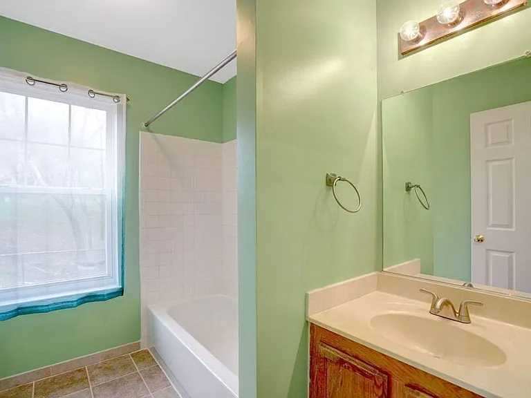 1121 Varney St SE — Photo 16