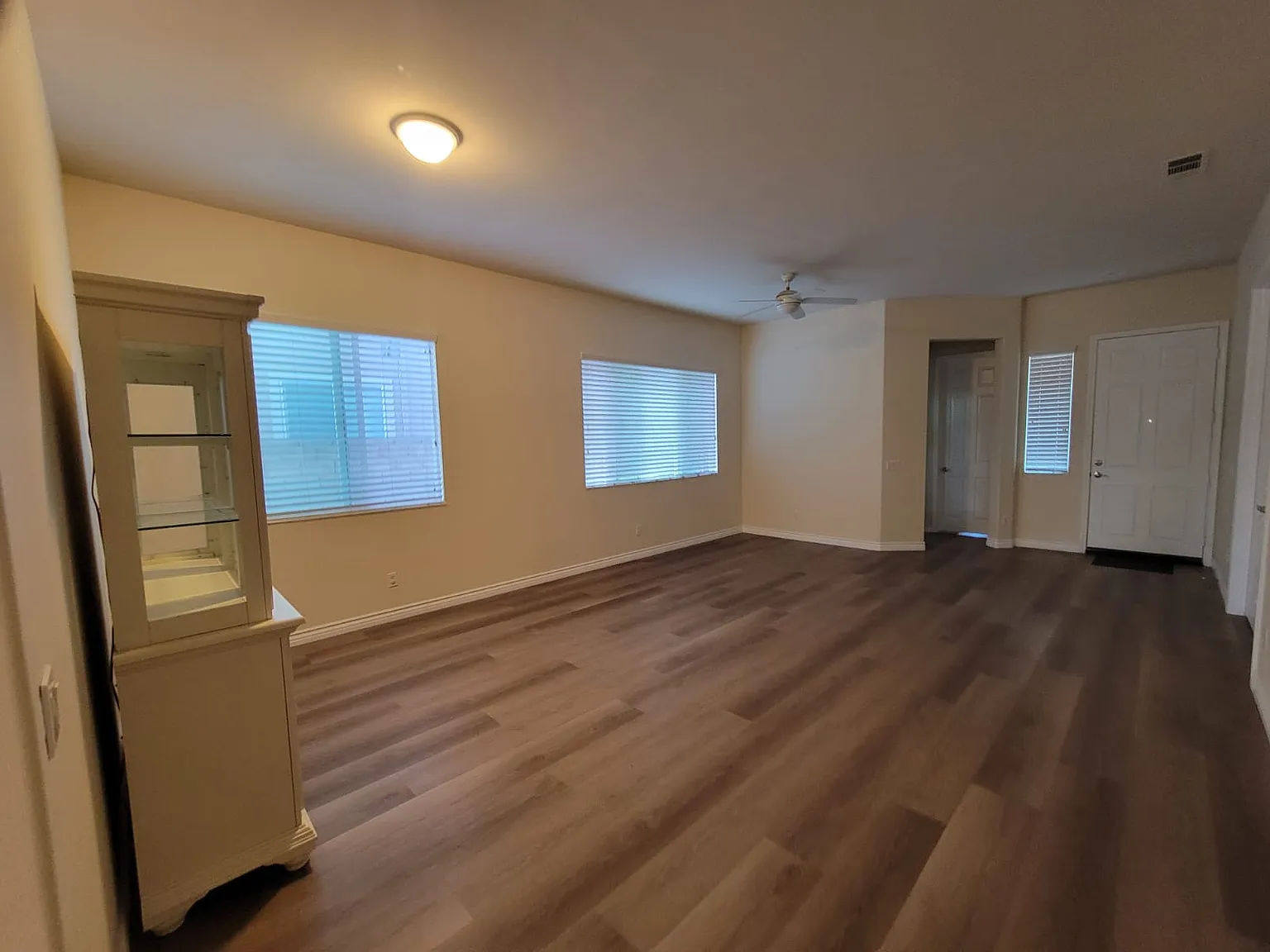 5 bed, 2624 sqft, $4,100 — Photo 2