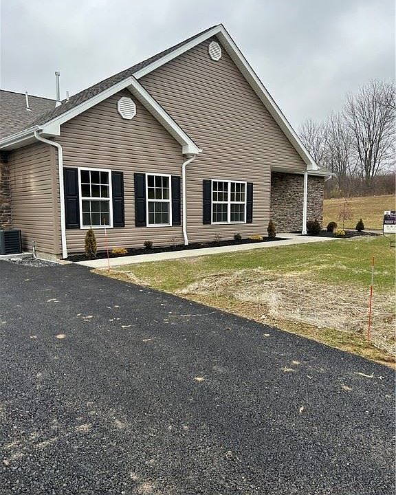 1st image of 140 Clearwater Dr