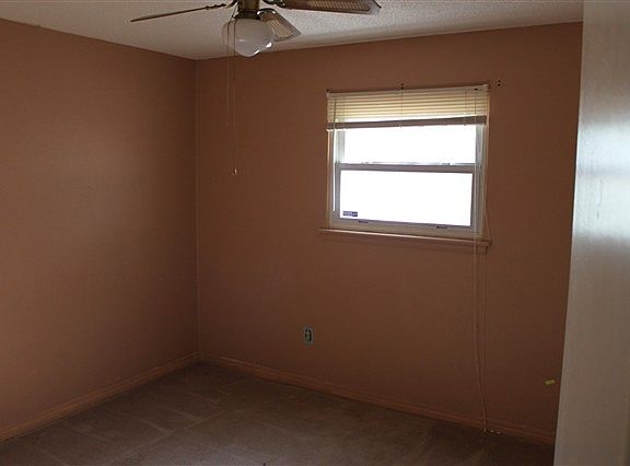 4th image of 106 NE Babbit Ave