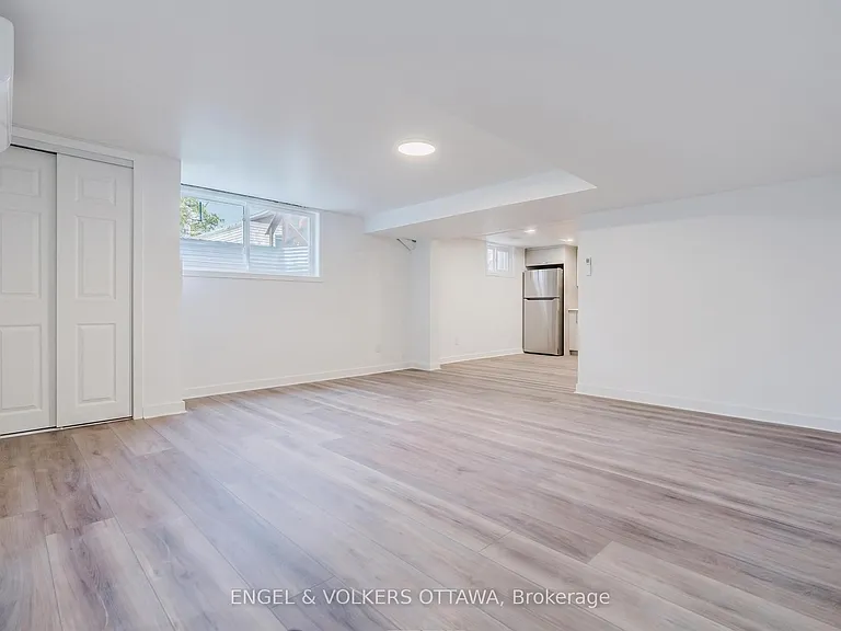 896 Pinewood Cres #3 — Photo 25