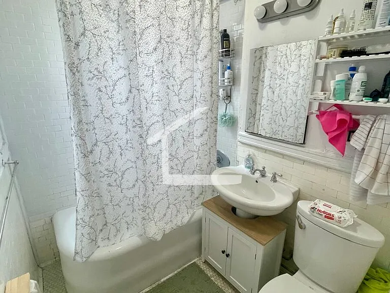 13 Euston St #3 — Photo 17