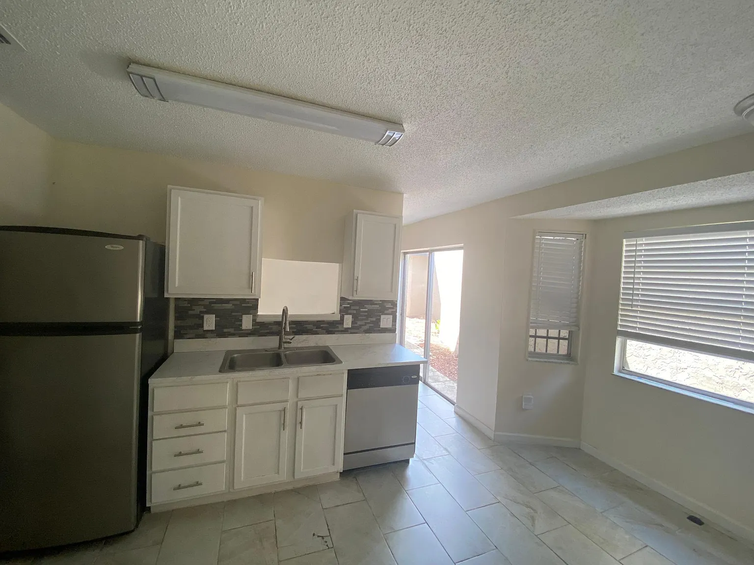 1136 Woodman Way — Photo 4