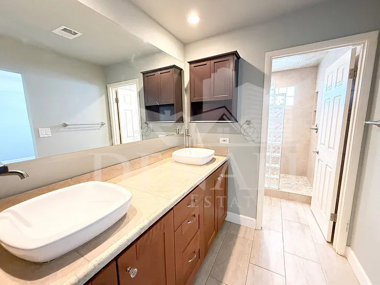 811 E Chilton Dr — Photo 23