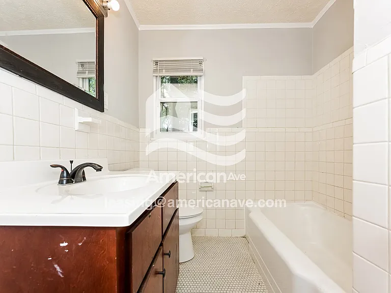 25197_009_wm_-_main_bathroom_12906774.jpg