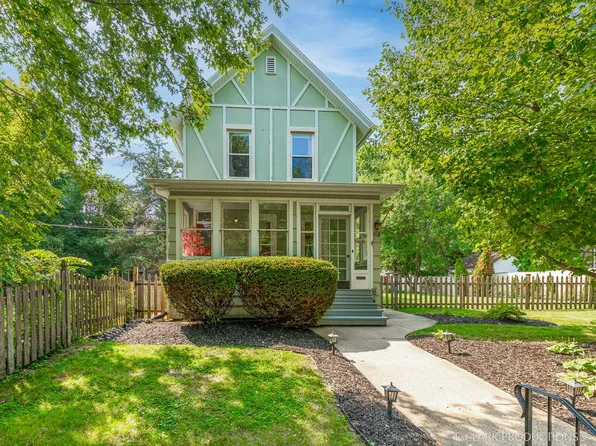 681 Lillie St, Elgin, IL 60120