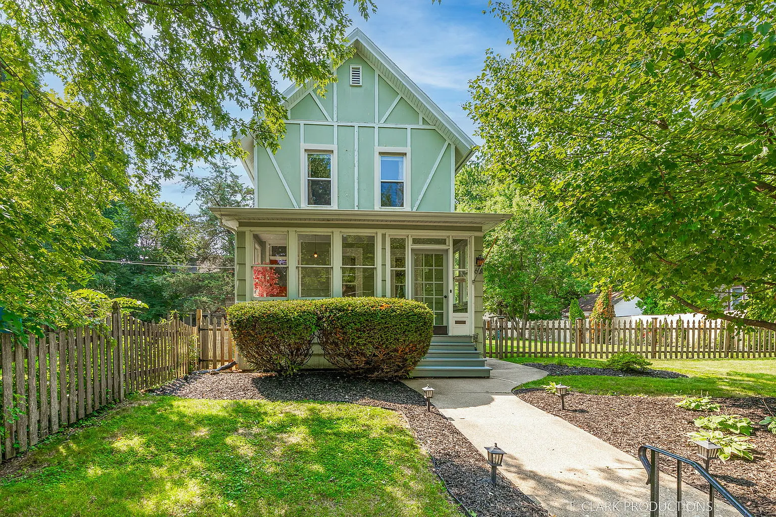681 Lillie St photo 1