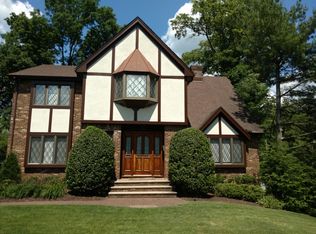 28 Manor Rd, Livingston, NJ 07039