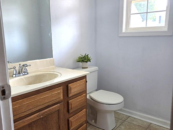 3rd image of 133 River Run Ct