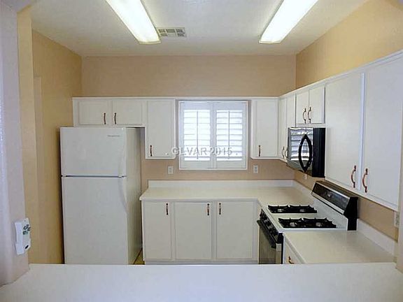 5th image of 1900 N Torrey Pines Dr Unit 215