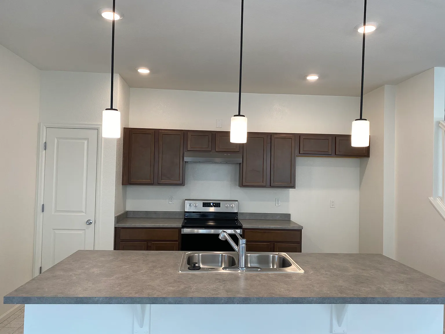 3 bed, 2.5 bath, 2631 sqft, $2,995 — Photo 3
