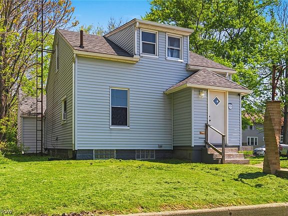 2nd image of 1646 Royal Ave NE