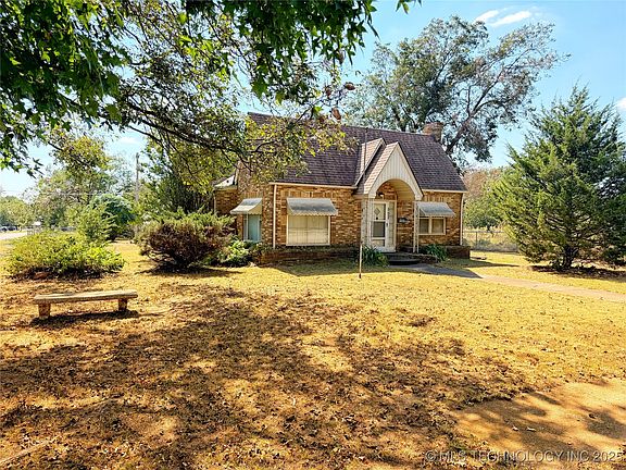 2nd image of 507 Country Club Dr