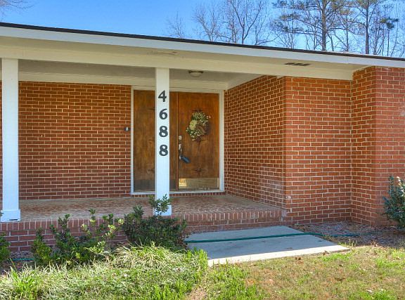 4th image of 4688 Silver Lake Dr