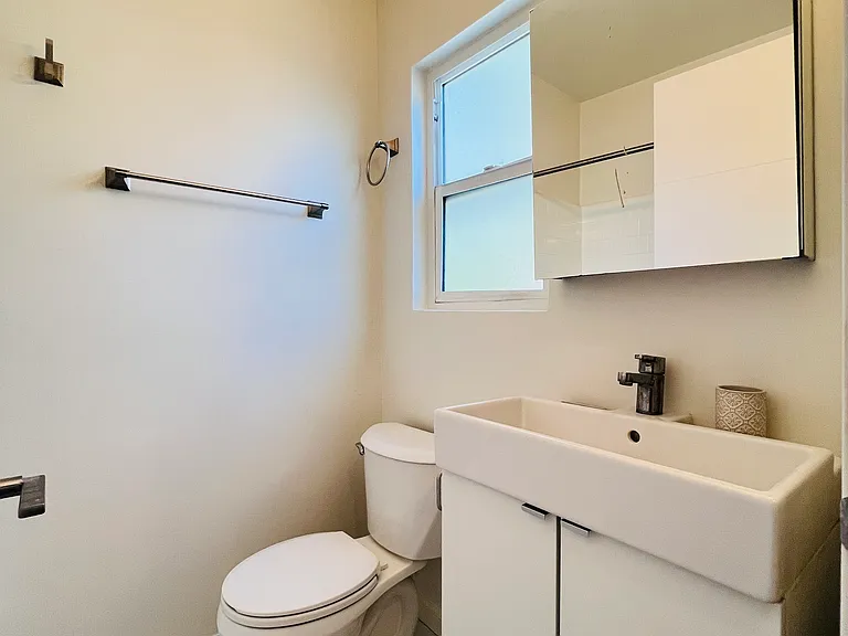 5525 Harold Way #20 — Photo 9