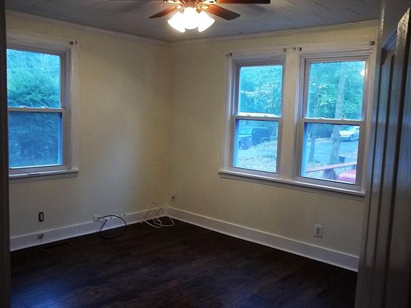 3rd image of 19 Davis Ln