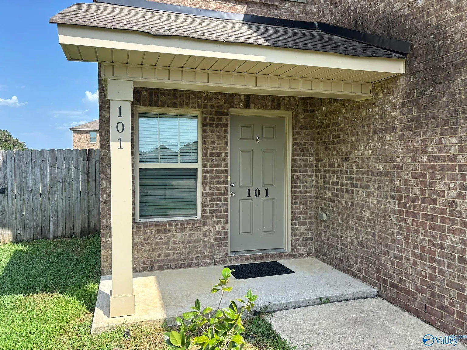 3 bed, 2.5 bath, 2450 sqft, $1,850 — Photo 3