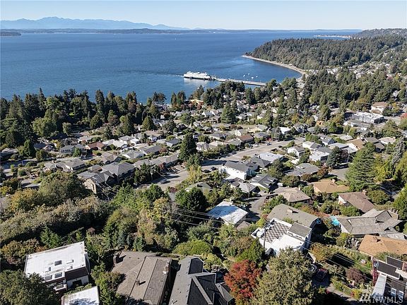 Great location! Close to Lincoln Park, Endolyne Joes, Wildwood Market, Original Bakery, Fauntleroy Ferry & Westwood Village Mall!