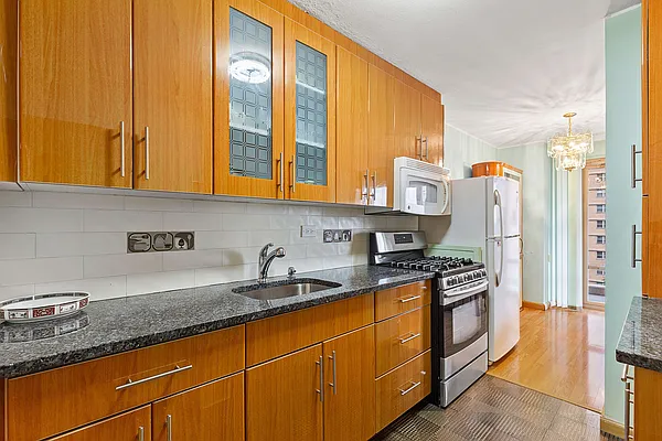 Sold by Thomas Lipovetsky, LREB | media 18