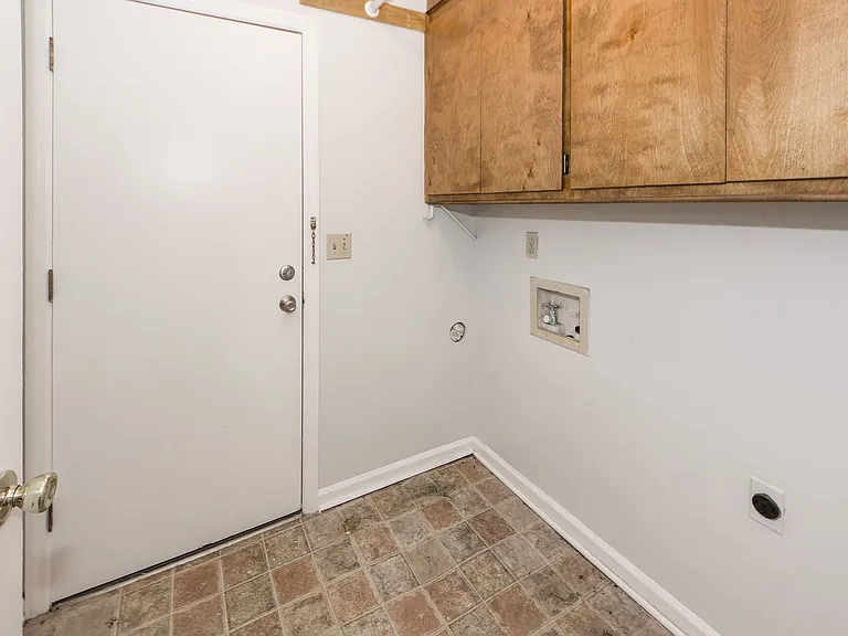 305 Chessington Cir — Photo 19