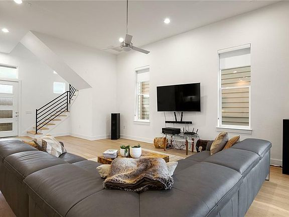 4th image of 6201 Seville Dr