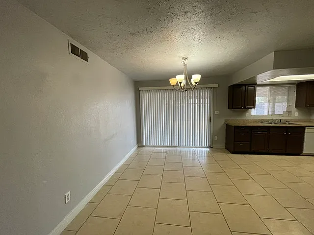 626 E Jahns Pl — Photo 5