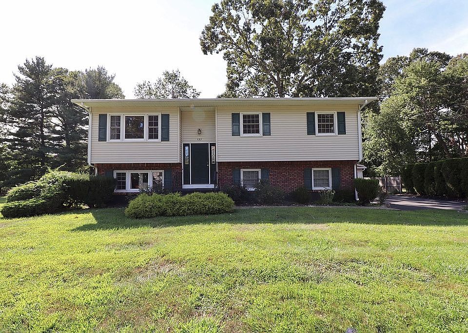 1st image of 127 Sleepy Hollow Ln