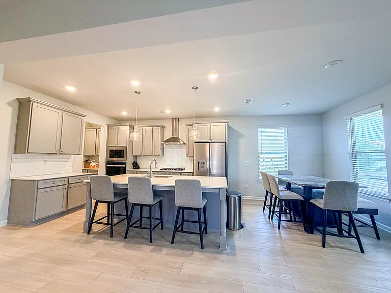 628 Sidney Ct — Photo 4