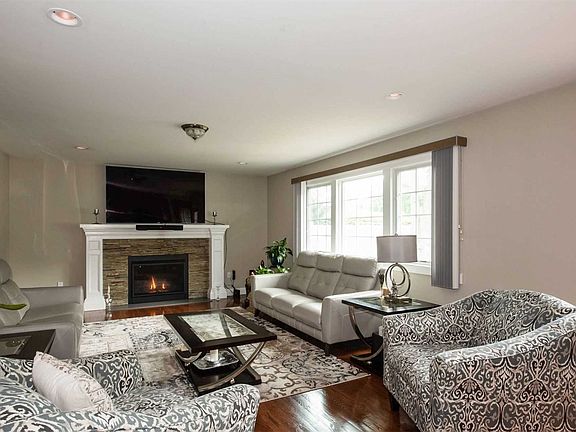 4th image of 8 Agnes Ct