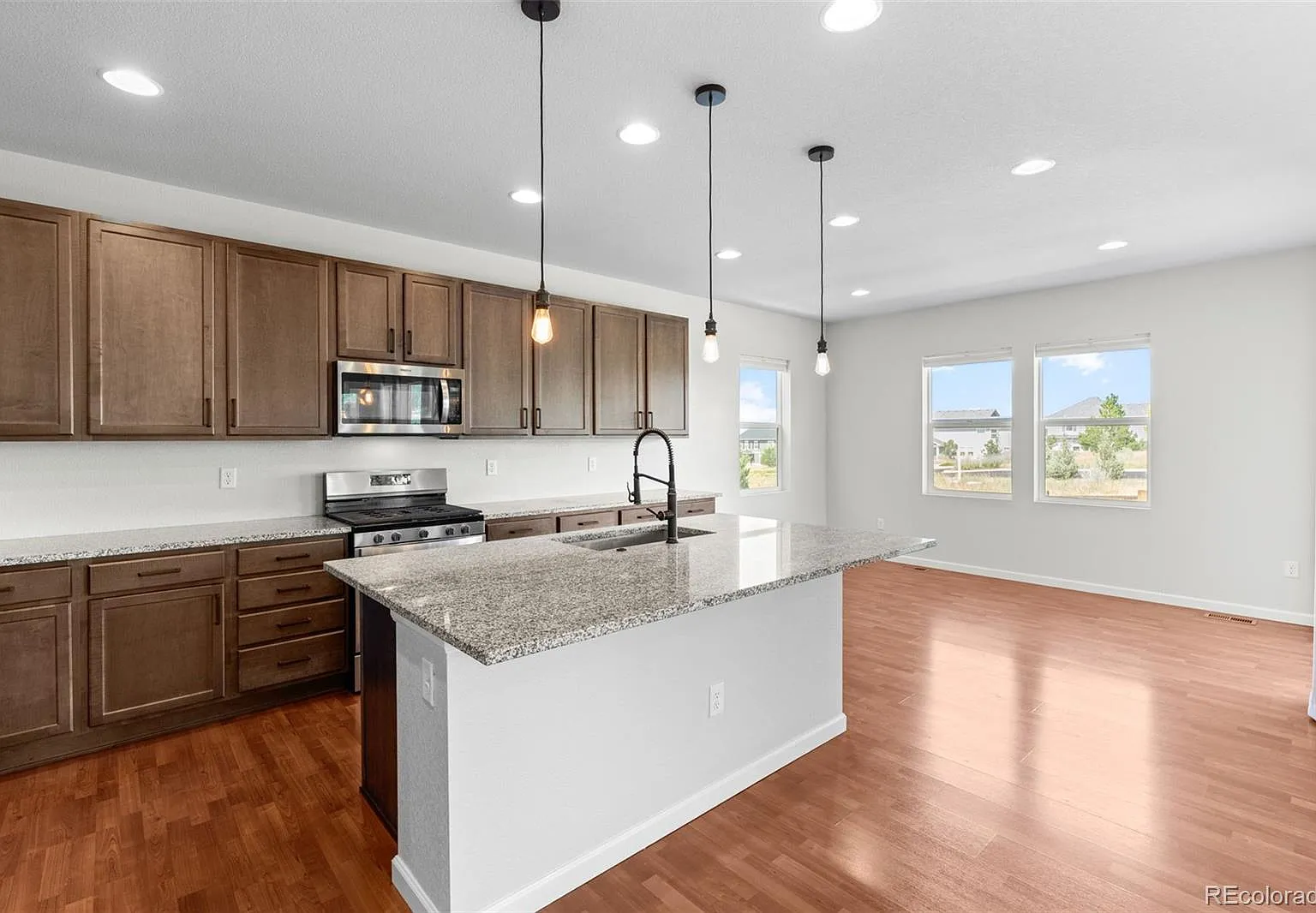 3 bed, 2.5 bath, 2124 sqft, $3,050 — Photo 3