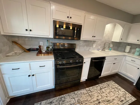 8253 NW Waukomis Dr, Kansas City, MO 64151