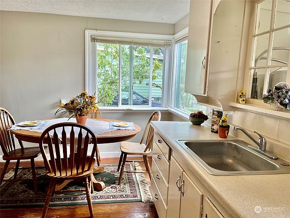 4th image of 4909 Henley Street