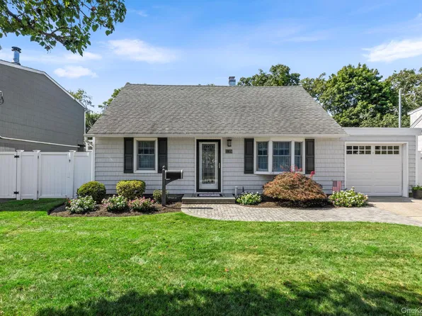 139 Arlyn Drive W, Massapequa, NY 11758