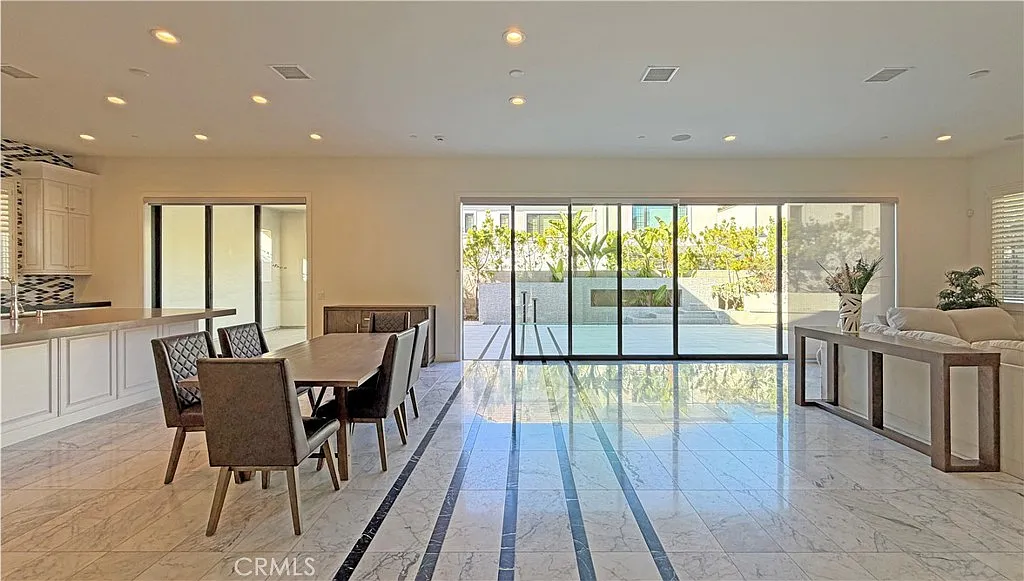 5 bed, 5.5 bath, 5400 sqft, $13,200 — Photo 3