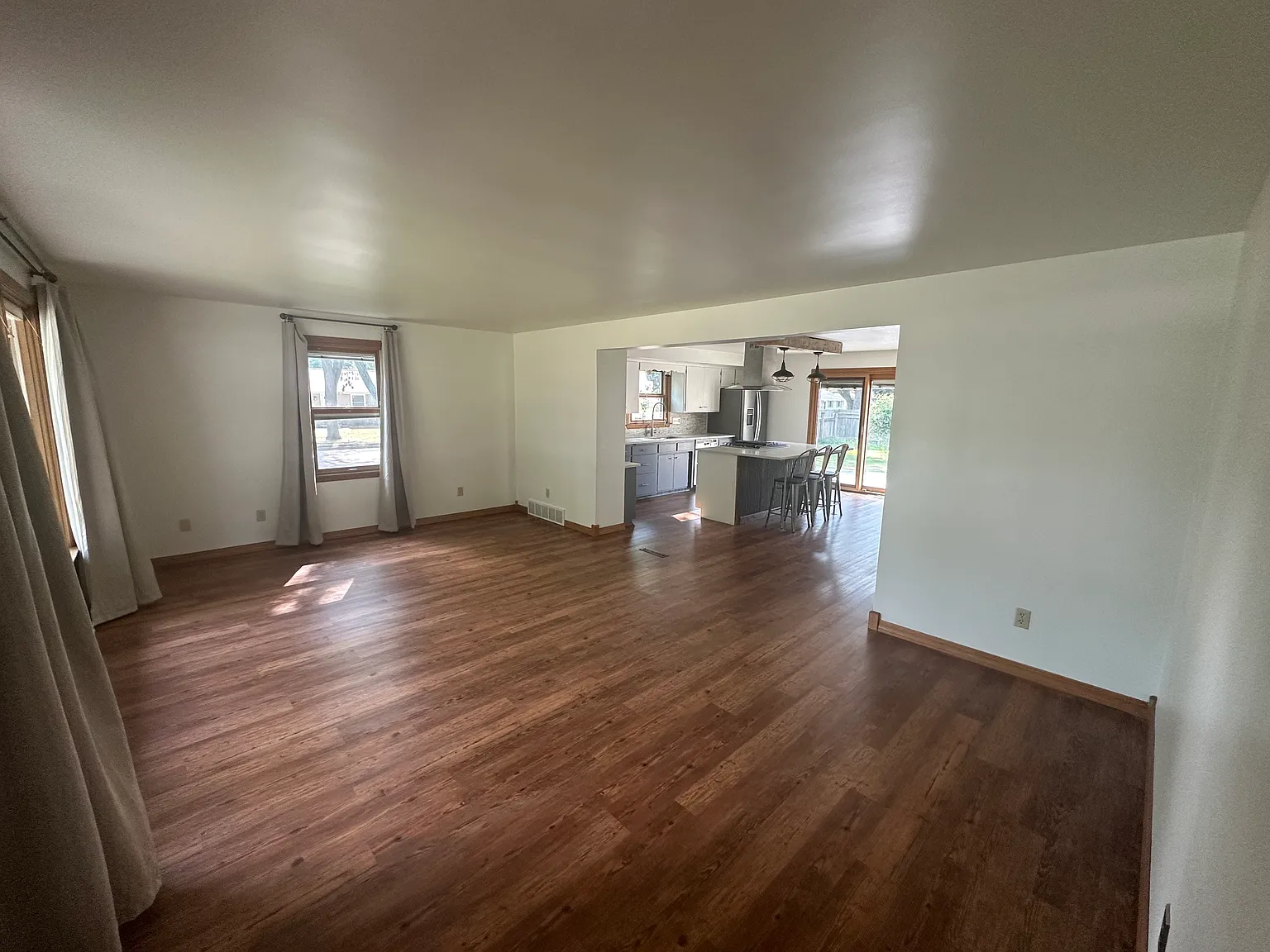4 bed, 2475 sqft, $2,500 — Photo 4